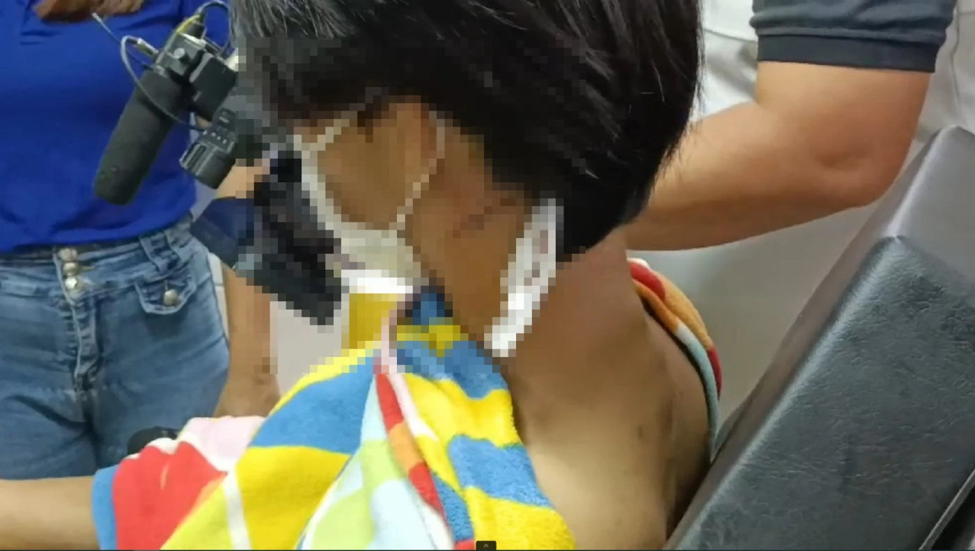 เพจสายไหมฯ พา นร.วัย 18 ปี แจ้งจับ 5 โจ๋รุมฟันเจ็บสาหัส ปมชิงกุญแจสถาบัน