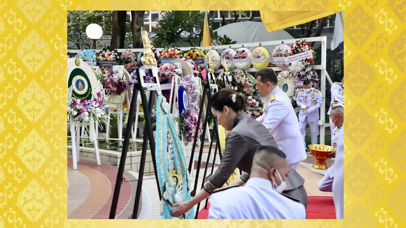 ในหลวง พระราชินี ทรงวางพวงมาลาถวายราชสักการะเนื่องใน ‘วันมหิดล’