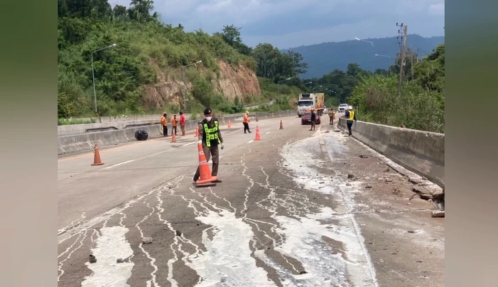 สยอง รถพ่วง 18 ล้อ ซิ่งแหกโค้งลงเขาเส้น 304 หน้าศาลเจ้าพ่อปู่โทน แหลกทั้งคัน