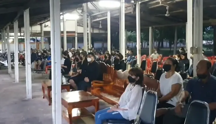 โชเฟอร์ขับรถพยาบาลฝ่าไฟแดง เข้ากราบขอขมาร่างผู้เสียชีวิต (มีคลิป)