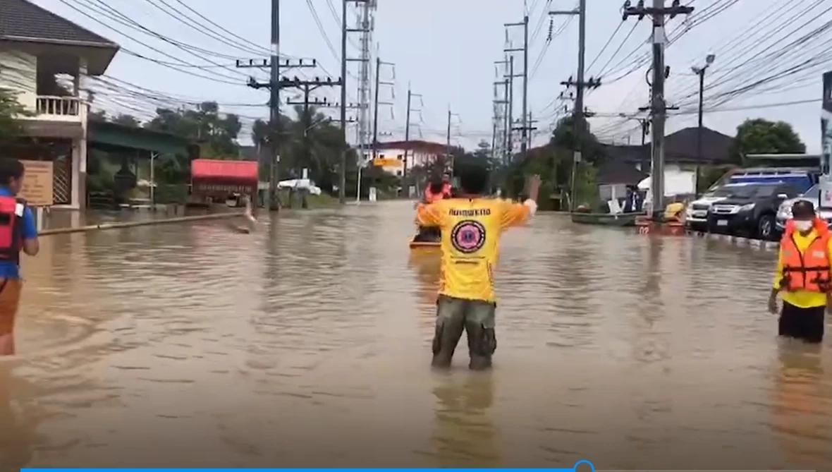 อ่วม น้ำป่าทะลัก อ.แกลง ท่วมฟาร์มไก่ ตายยกฟาร์ม 1.4 แสนตัว