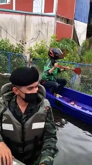 ชื่นชมไรเดอร์พายเรือสู้ชีวิต ไม่หวั่นแม้ฝนตกทำน้ำท่วมหนัก