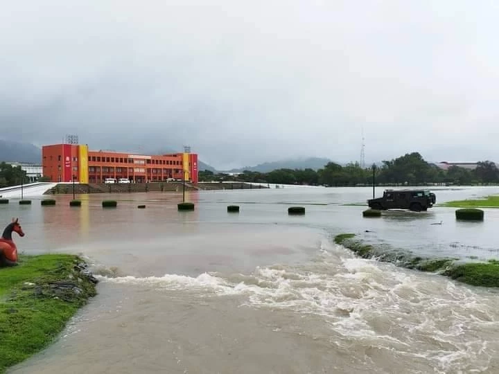 น้ำล้นฝายร.ร.นายร้อยจปร.เข้าท่วมบ้านเรือนประชาชนนครนายก