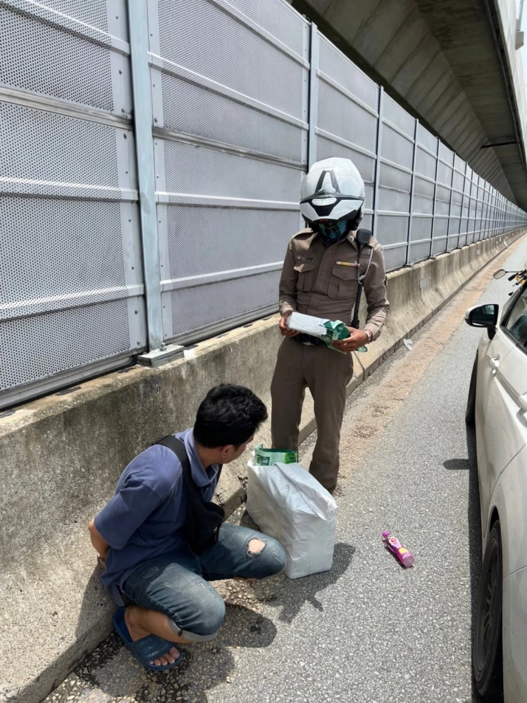 จับหนุ่มวินฯ ขนยาเค 30 กิโลฯขึ้นทางด่วน อ้างมีคนจ้างส่งผ้า
