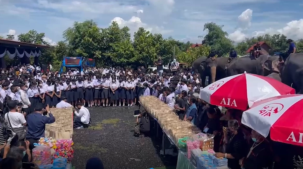 มหัศจรรย์เผาร่าง "น้องฟิล์ม" เพื่อน - สุพรรษา ร่วมร้องเพลงอาลัย (มีคลิป)