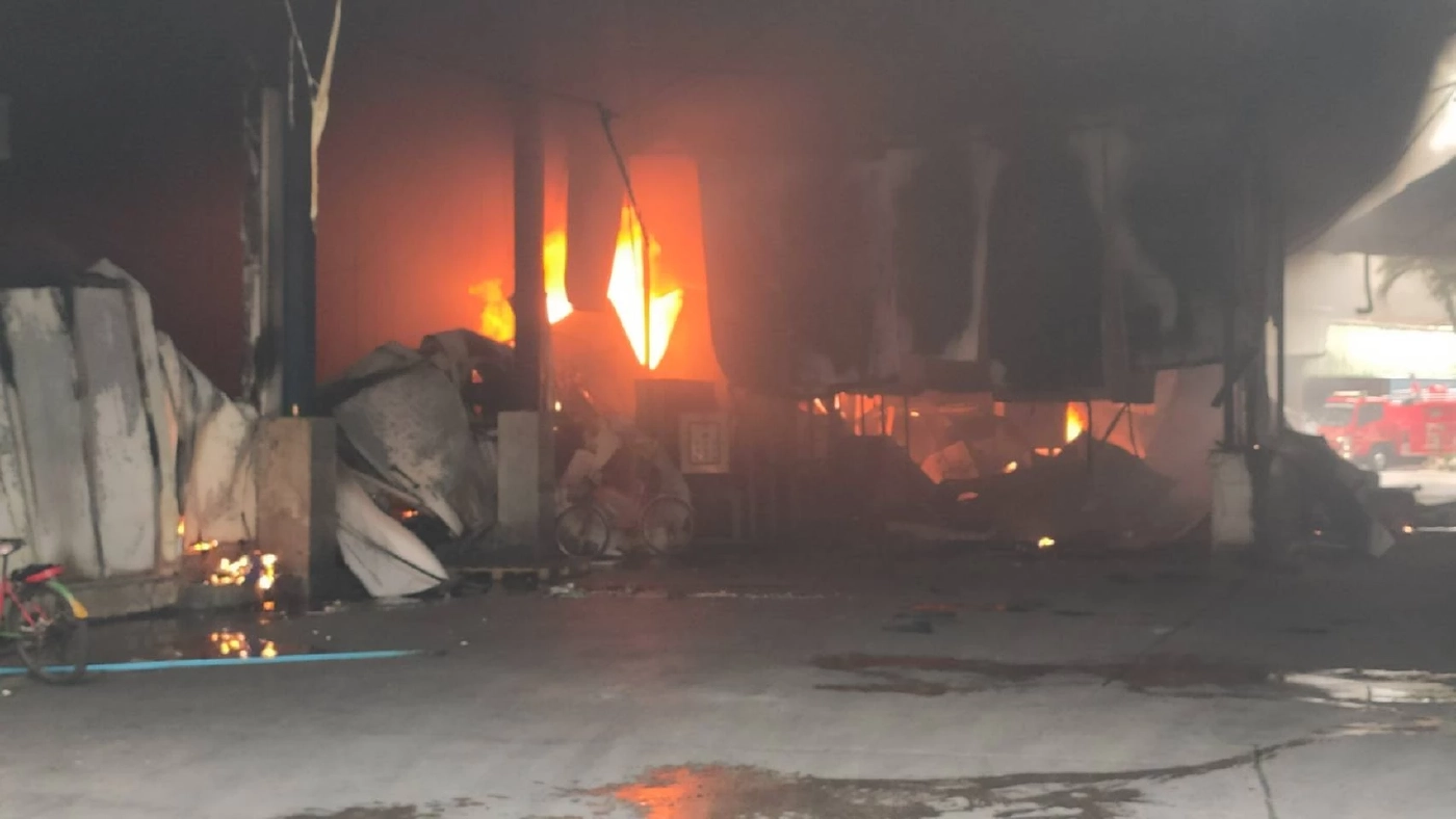 ไฟไหม้โรงงานแปรรูปอาหารทะเล ควันท่วมโรงพยาบาลเอกชัย ย้ายคนไข้วุ่น