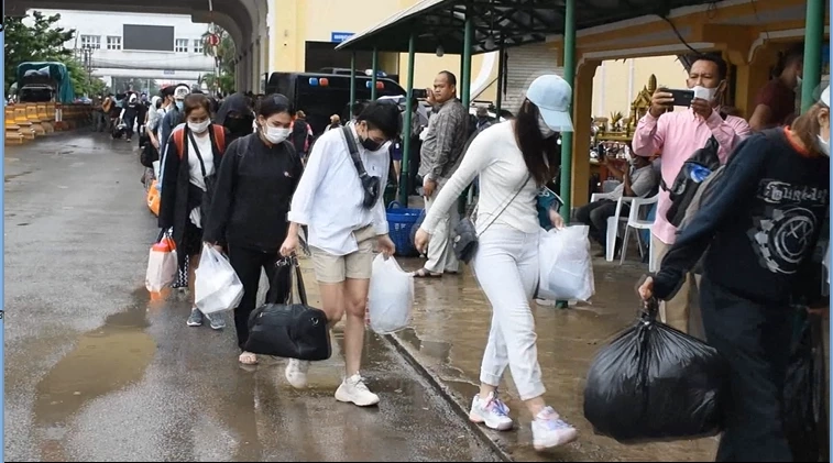 กัมพูชาส่งตัว 64 คนไทย เครือข่ายแก๊งคอลเซ็นเตอร์ กลับมาดำเนินคดีในไทย