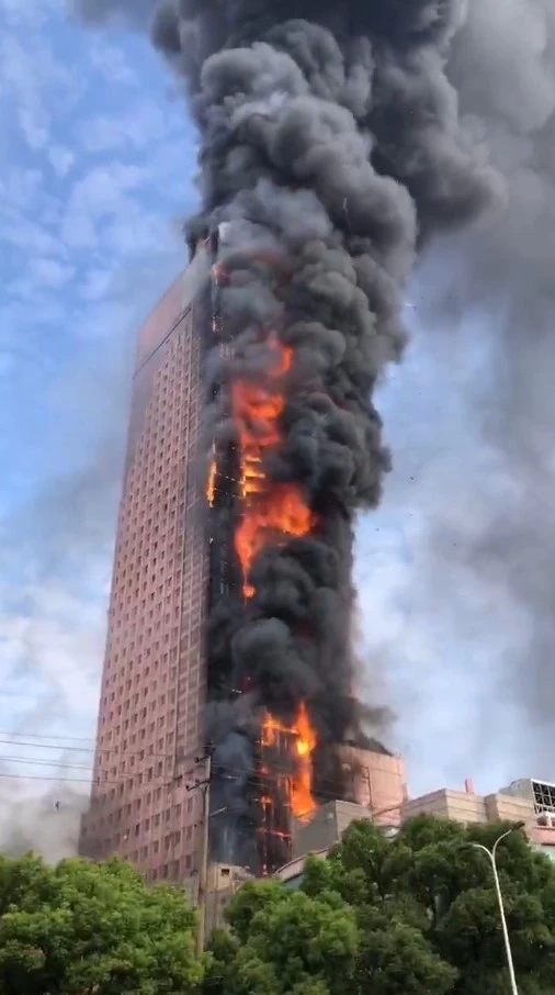 ไฟไหม้ตึกสูง 42 ชั้นในจีน สะเก็ดเพลิงปลิวว่อน โชคดีไม่มีผู้บาดเจ็บ