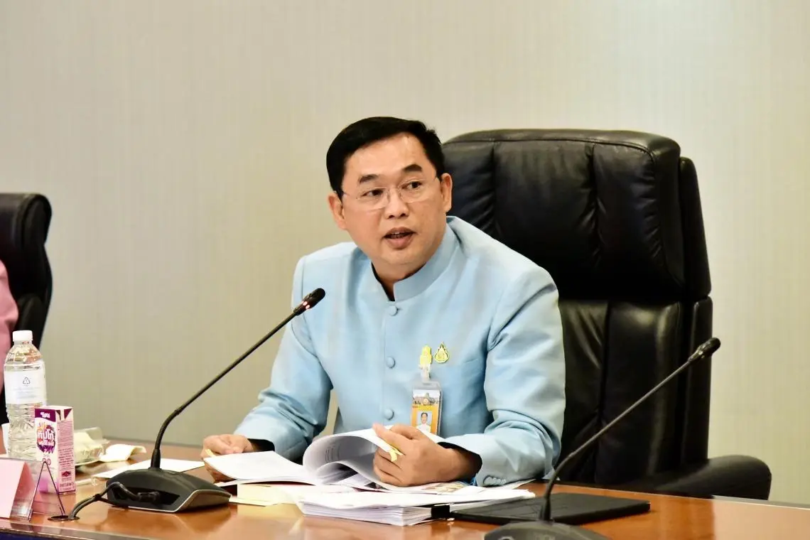 นายอนุชา นาคาศัย