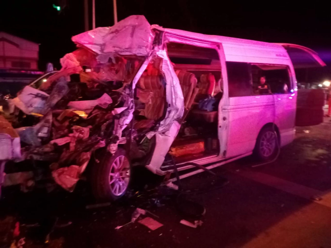 สลด "รถตู้" พาคนลาวไปต่อพาสปอร์ต ชนท้าย "สิบล้อ" ดับคาที่ 3 เจ็บระนาว