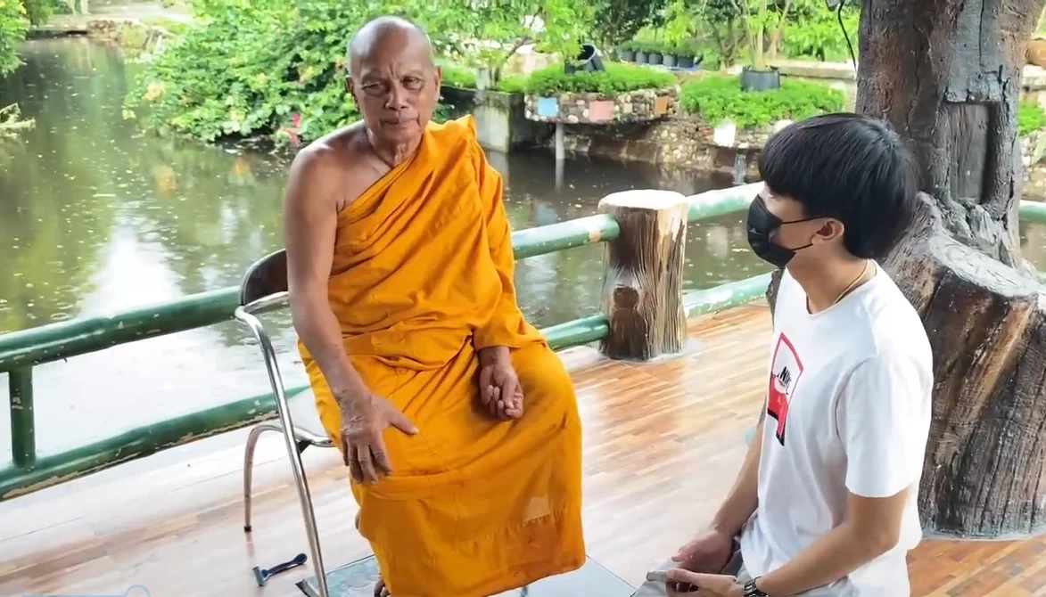 พระราชธรรมนิเทศ หรือพระพยอม กัลยาโณ เจ้าอาวาสวัดสวนแก้ว 