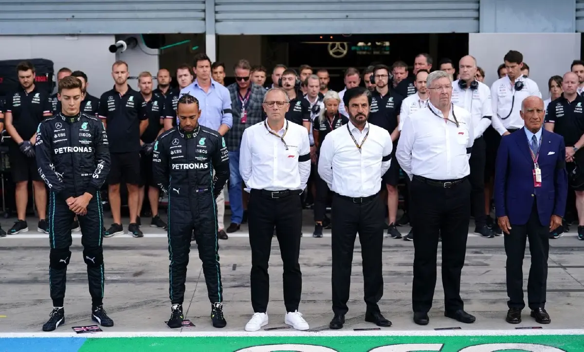 เซอร์ลูอิส แฮมิลตัน นำทีมยืนไว้อาลัยก่อนซ้อมแข่ง F1