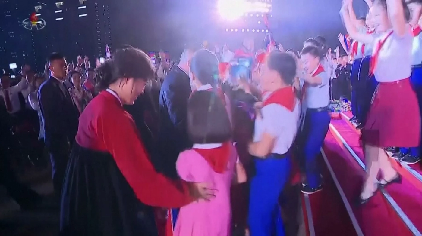 ปิดยังไงก็ไม่มิด ลูกสาวคิม จองอึน ขึ้นเวทีฉลองวันชาติ (คลิป)