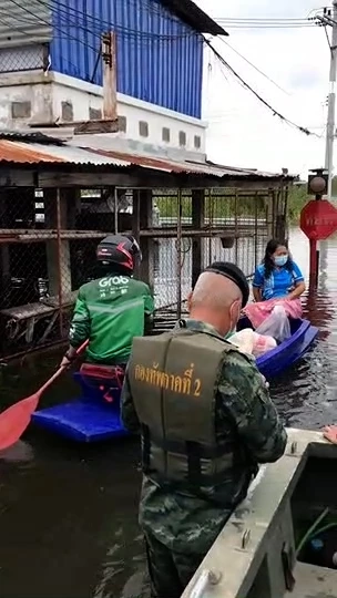 ชื่นชมไรเดอร์พายเรือสู้ชีวิต ไม่หวั่นแม้ฝนตกทำน้ำท่วมหนัก