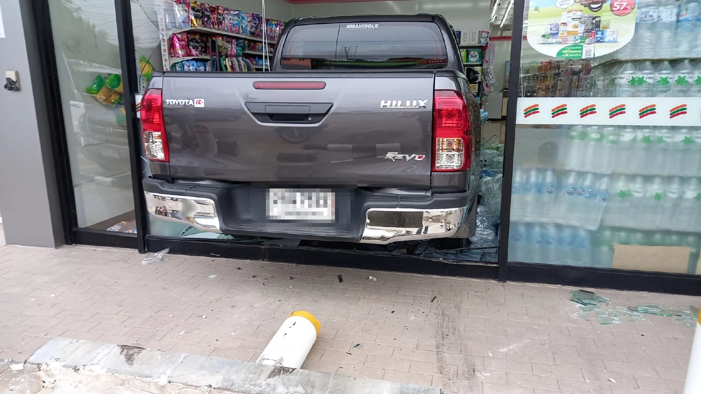 กระบะไหลพุ่งเข้า “เซเว่นฯ” ประชาอุทิศ 72  ไร้คนเจ็บ