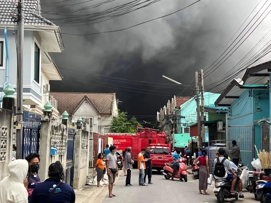 ไฟไหม้โรงงานแปรรูปอาหารทะเล ควันท่วมโรงพยาบาลเอกชัย ย้ายคนไข้วุ่น