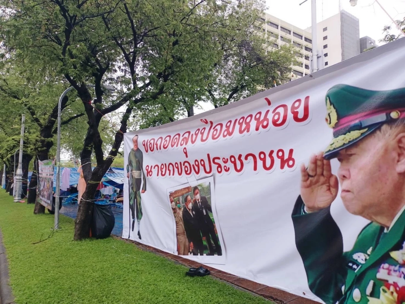  "กลุ่มสมัชชาเกษตรกอีสาน" (สกอ.) ขึ้นป้ายสนับสนุน "ลุงป้อม"เป็นนายกฯ