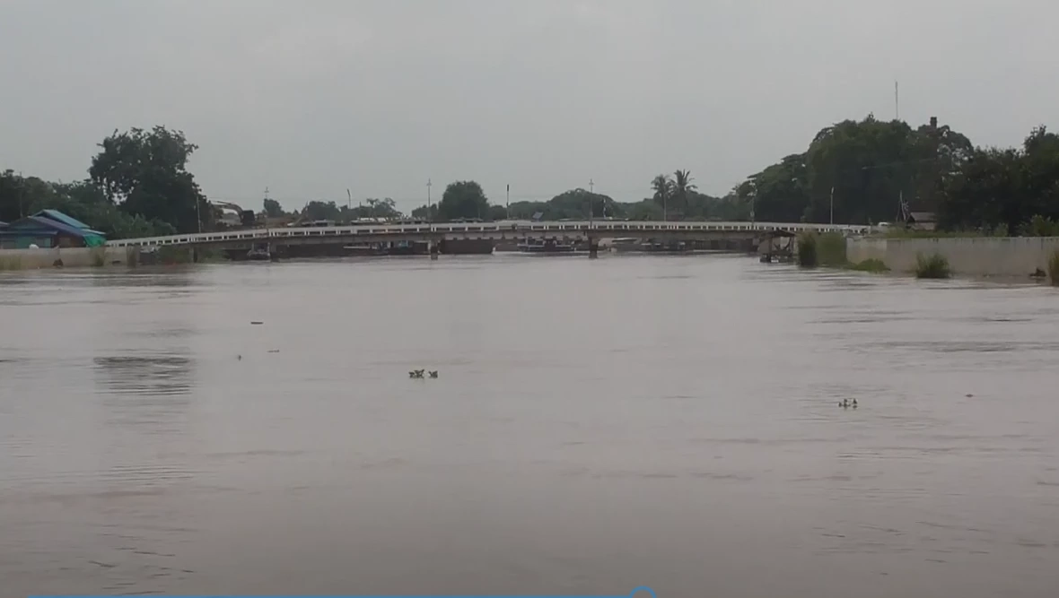 อ่างทองยังอ่วม น้ำคลองโผงเผงขยายวงกว้าง ท่วมบ้านเรือน ปชช. เกือบ 400 หลัง