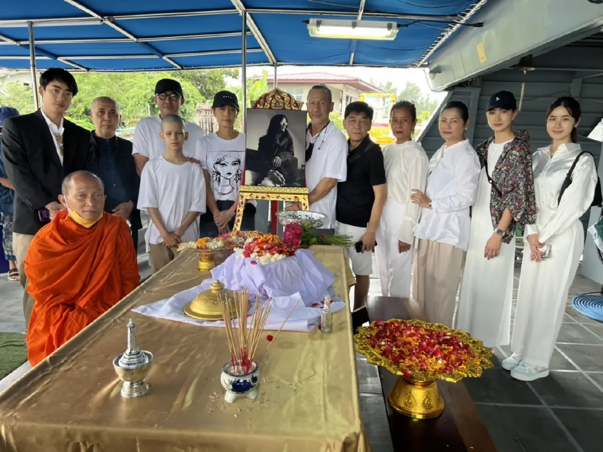 คนบันเทิงพร้อมครอบครัวร่วมพิธีลอยอังคาร “หม่อมน้อย” ด้วยความอาลัยรัก