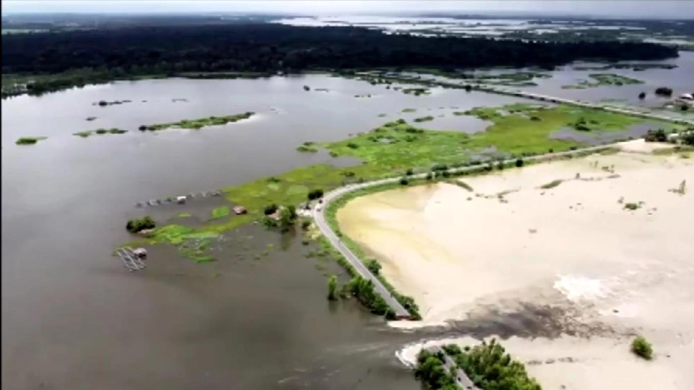 เร่งอุดพนังกั้น "ลำเสียวใหญ่" ขาดยาว 30 ม. น้ำทะลักอ่วม ชาวบ้านต้องนอนบนถนน