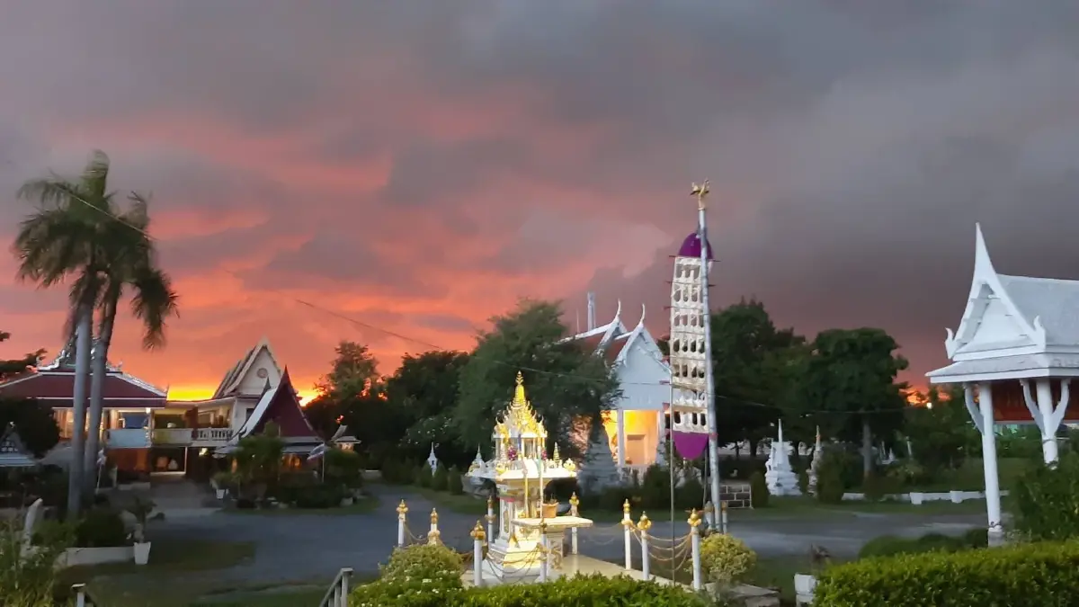 พายุกระหน่ำ ลาดหลุมแก้ว  เสาไฟฟ้าล้มกว่า 20 ต้น บ้านเรือนพังเสียหายหลายหลัง