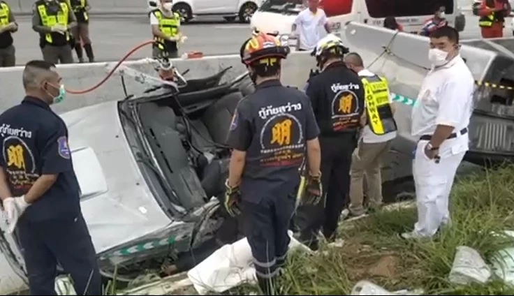 สยอง รถขนเงินกว่า 10 ล้าน ชนแบริเออร์ เสียหลักพลิกคว่ำ พังยับ ดับ 3