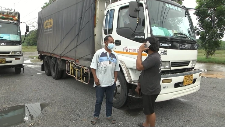 โชเฟอร์รถบรรทุกสิบล้อ จอดรถนอนเสียชีวิตปริศนาข้างถนน