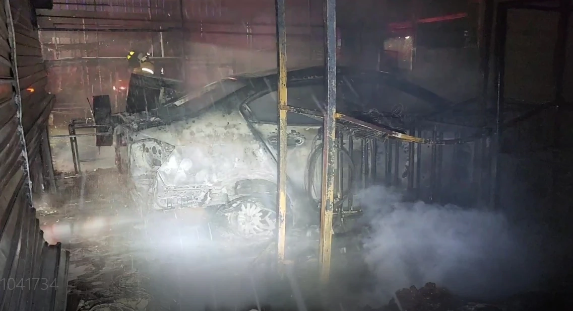 นาทีชีวิต ไฟไหม้ร้านป้ายไวนิล รถวอดทั้งคัน สาวหนีขึ้นดาดฟ้า รอดตายหวุดหวิด