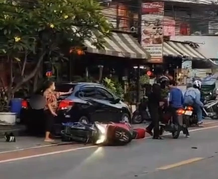 ทะเลาะปมเตะบอล “แก๊งวัยรุ่น” กว่า 20 คนยกพวกตะลุมบอนกลางเมือง เจ็บสาหัส