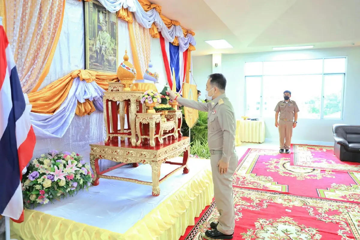 รองผู้ว่าราชการจังหวัดชลบุรี อัญเชิญเงินพระราชทานช่วยเหลือครอบครัวเหยื่อเพลิงไหม้เมาท์เท่นบีผับ