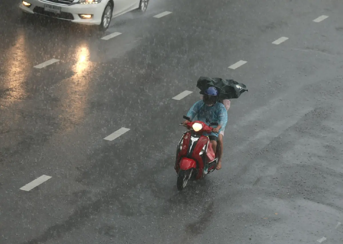 กรมอุตุ ประกาศ "พายุโนรู" จ่อขึ้นฝั่ง เตือน 'ฝนหนักมาก' 51 จว. กทม.ฝนร้อยละ 80