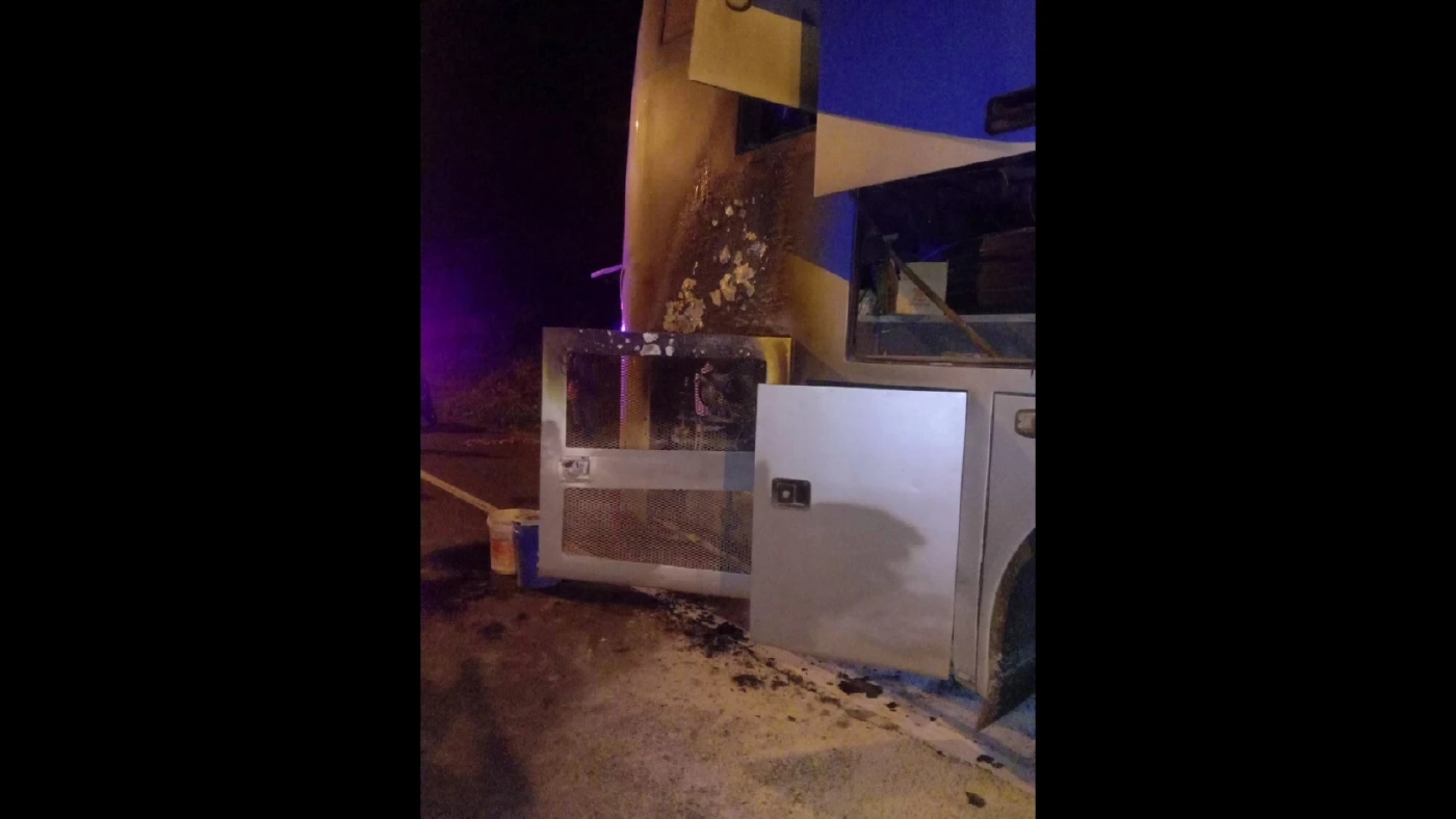 ระทึก! ไฟไหม้รถทัวร์ ผู้โดยสารกระเจิงหนีตายเอาชีวิตรอด (มีคลิป)