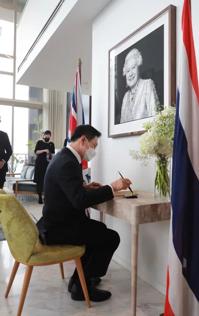 "จุรินทร์"นำทีมปชป.-ขรก.พาณิชย์ลงนามถวายอาลัย"ควีนเอลิซาเบธที่2"