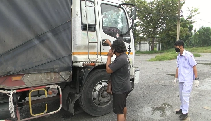 โชเฟอร์รถบรรทุกสิบล้อ จอดรถนอนเสียชีวิตปริศนาข้างถนน