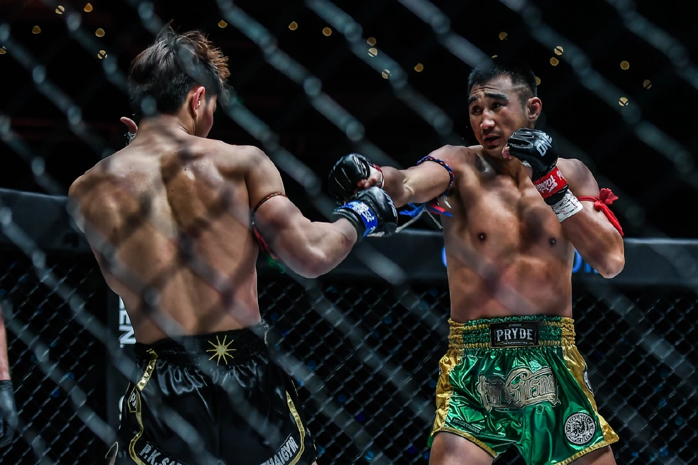 "ตะวันฉาย" โค่น "เพชรมรกต" คว้าแชมป์โลกเฟเธอร์เวต 