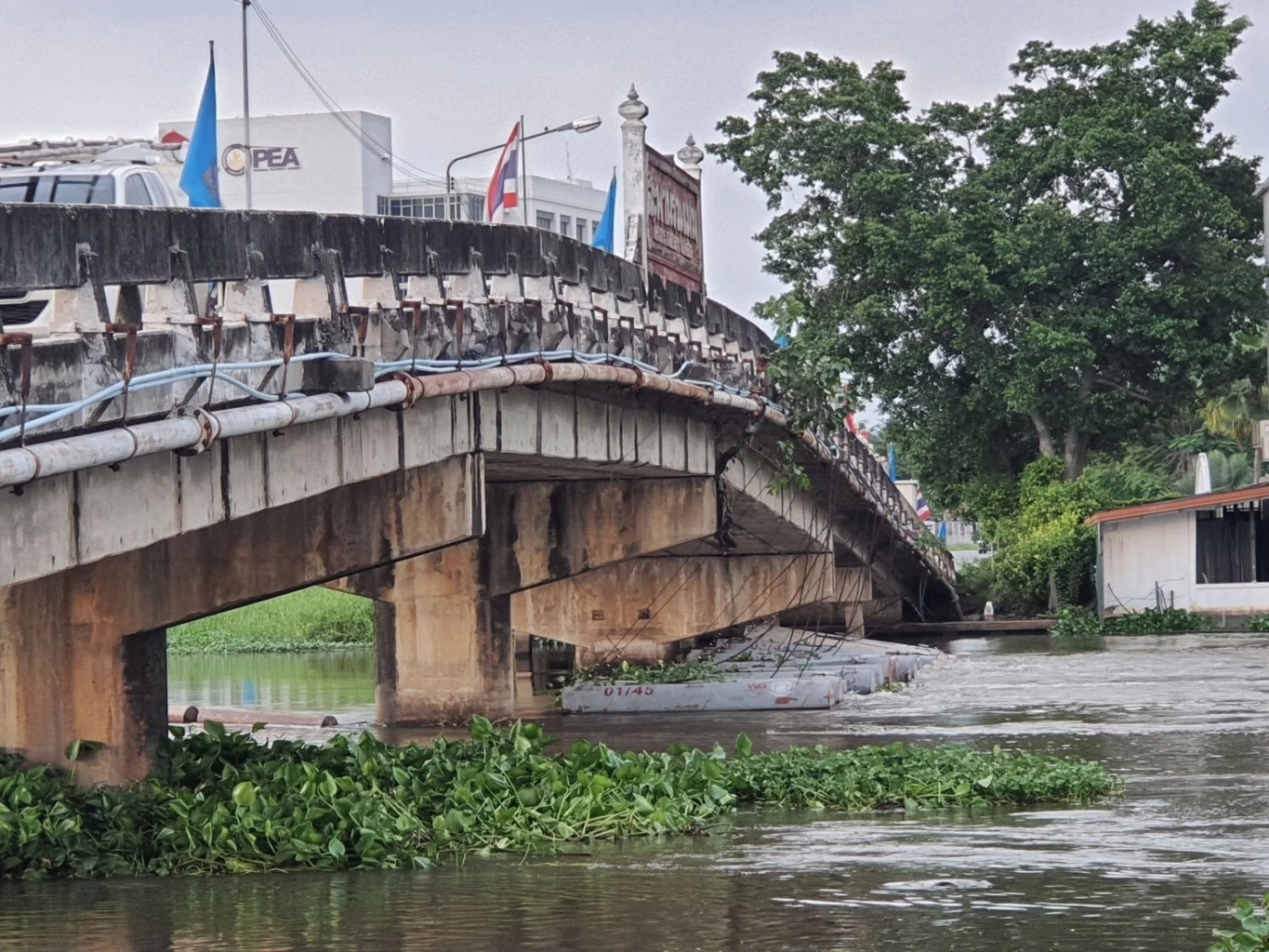 แม่น้ำท่าจีนนครปฐมวิกฤต จนท. ขึ้นธงแดง เตือน ปชช. เตรียมขนของขึ้นที่สูง