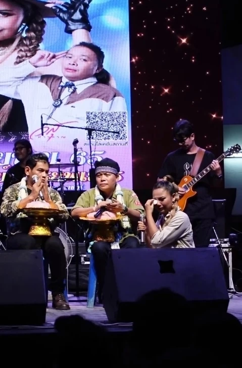 "ตั๊กแตน ชลดา" ทำอึ้งกลางคอนเสิร์ต มอบเงิน 2 ล้าน เซอร์ไพรส์ 2 ครูเพลง