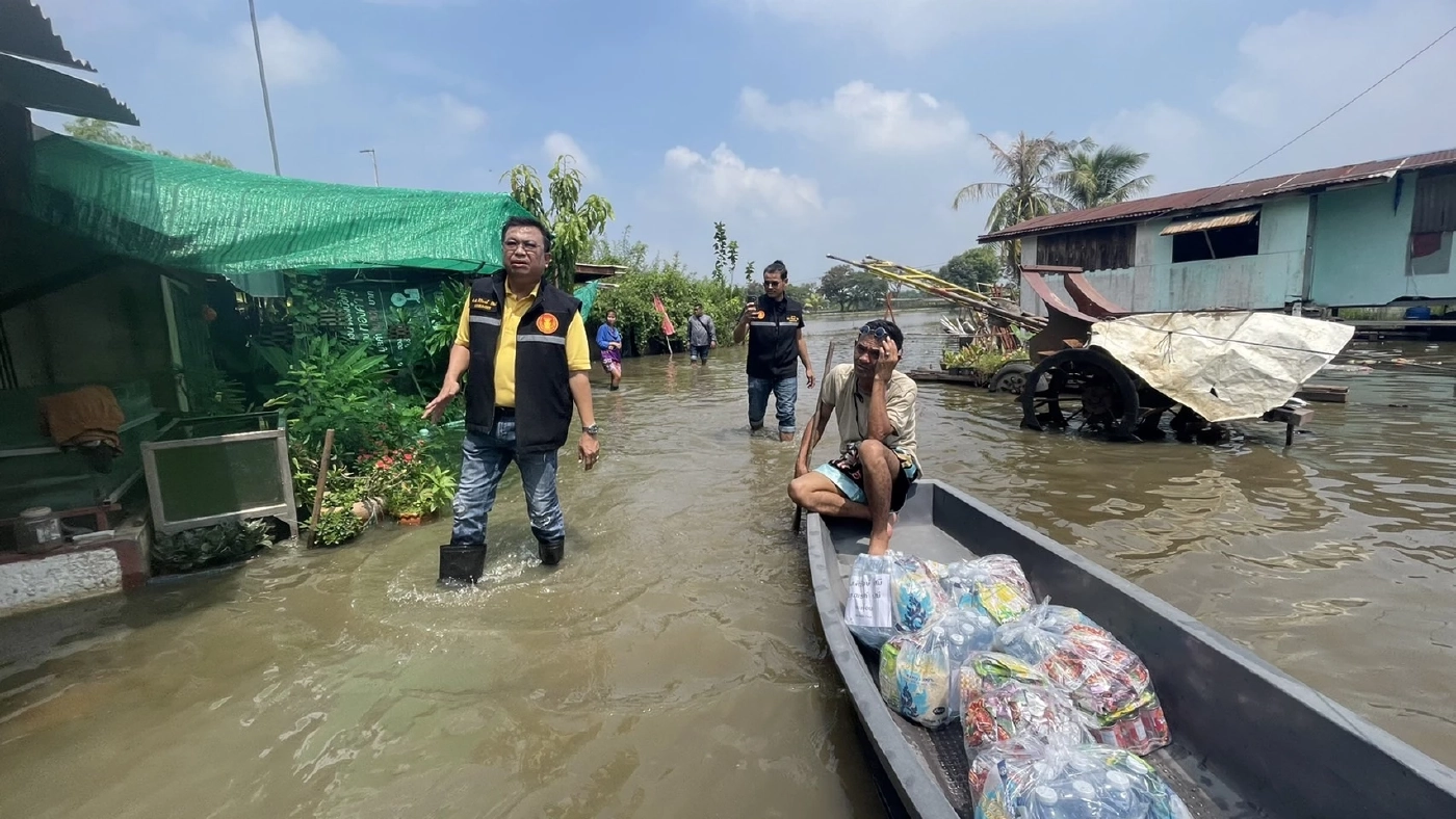 ชาวหนองจอก โอดน้ำท่วมนานกว่า 3 สัปดาห์ จมแล้วกว่า 1,000 หลังคา