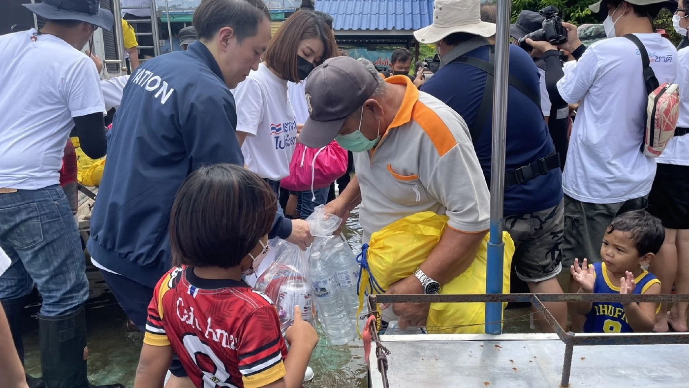 เนชั่น - เส้นด้าย มอบถุงยังชีพพี่น้องชาวหนองจอก หลังน้ำท่วมนาน 3 สัปดาห์