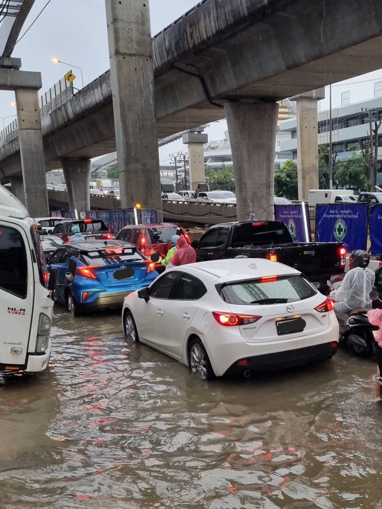 มาตามนัด ฝนถล่มกรุงฯ ยามเย็น ทำรถติดหนัก การจราจรแทบเป็นอัมพาตทั้งเมือง