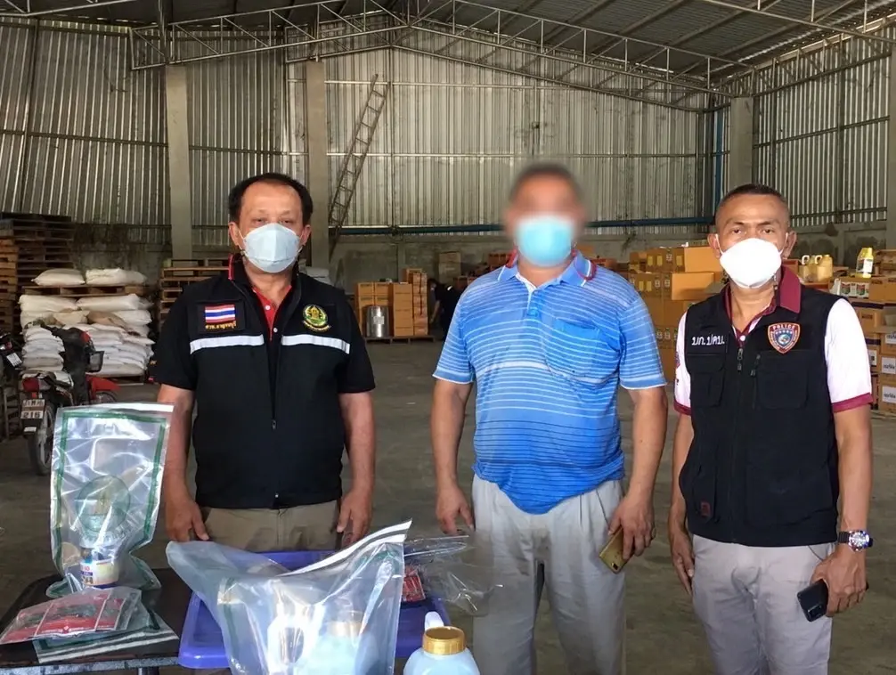 บุกจับร้านลอบขายยาฆ่าหญ้าต้องห้าม ยึดของกลางมูลค่า 2.5 ล้าน