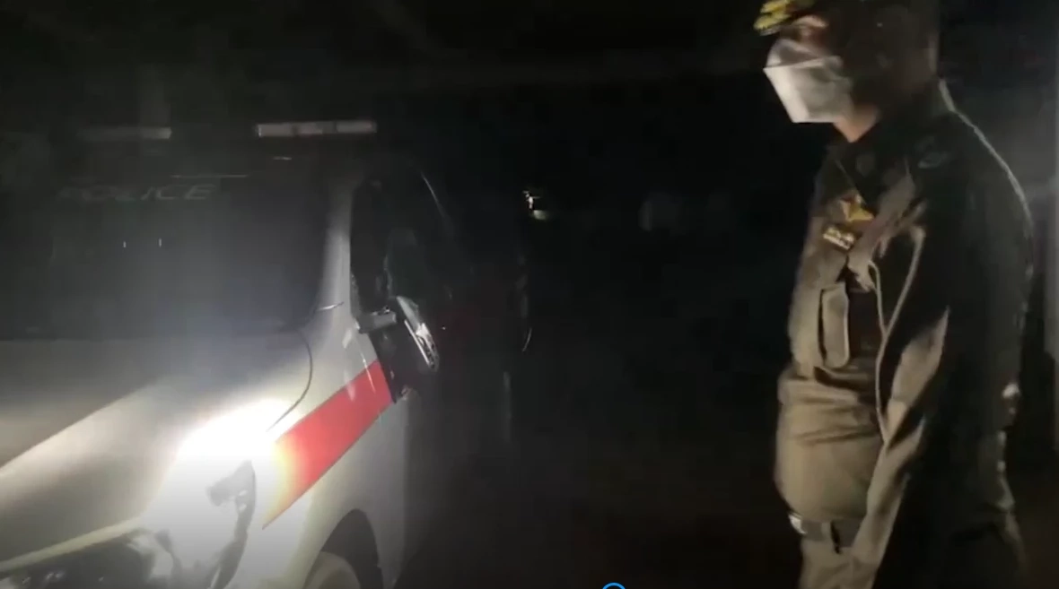 ระทึก! วิสามัญชายคลั่ง บุกปาระเบิด ใช้ท่อนเหล็กไล่ทุบรถ - ตร. ในโรงพัก