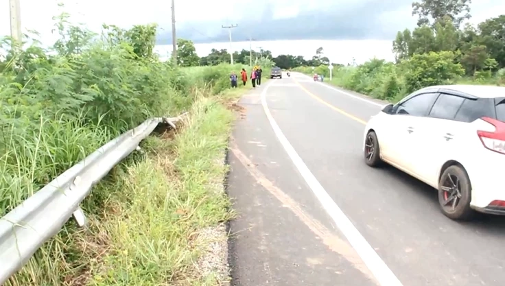 สุดโหด กระบะไล่ยิงถล่มเก๋งคู่รัก รถตกถนนต้องวิ่งหนีเข้าป่าอ้อย (มีคลิป)