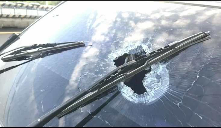 รวบหนุ่มปาหินใส่รถ 3 คัน เหยื่อหูฉีกหวิดขาด อ้างเครียดกระเป๋าตังค์หาย