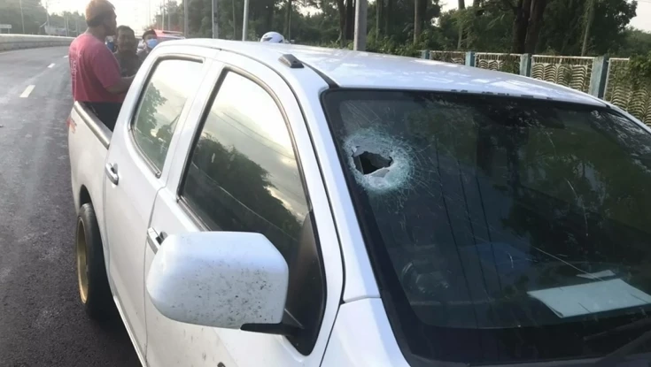 รวบหนุ่มปาหินใส่รถ 3 คัน เหยื่อหูฉีกหวิดขาด อ้างเครียดกระเป๋าตังค์หาย