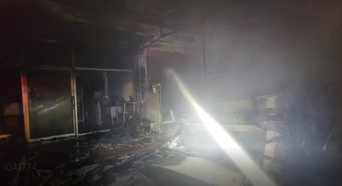 นาทีชีวิต ไฟไหม้ร้านป้ายไวนิล รถวอดทั้งคัน สาวหนีขึ้นดาดฟ้า รอดตายหวุดหวิด