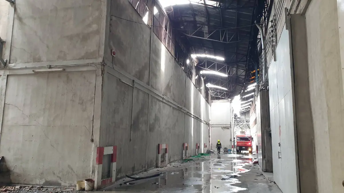 "ชาวบ้าน - กู้ภัย" ย้อนนาทีระทึก “ไฟไหม้โกดังถล่ม”  ขณะพฐ.ตรวจสอบพบวอด 10 หลัง