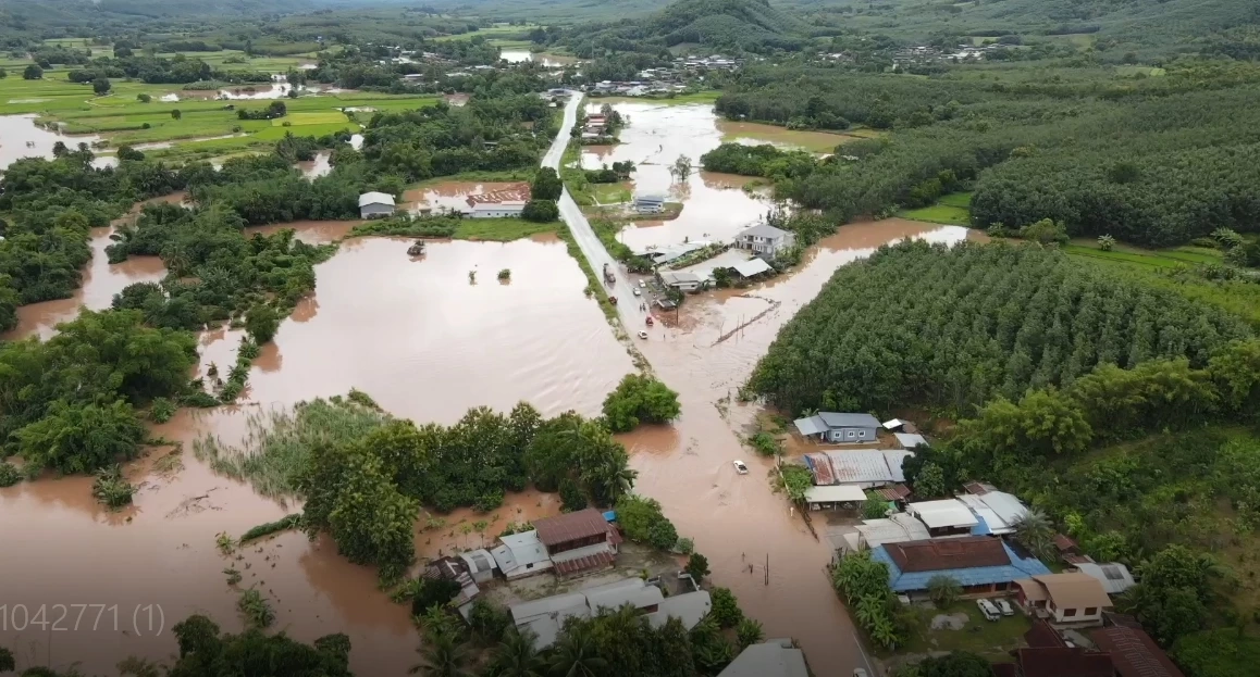 น้ำป่าภูหลวงหลาก เร่งช่วยยายตาบอดหนีน้ำท่วมบ้าน คาด 3 ทุ่มทะลักเข้าชุมชน