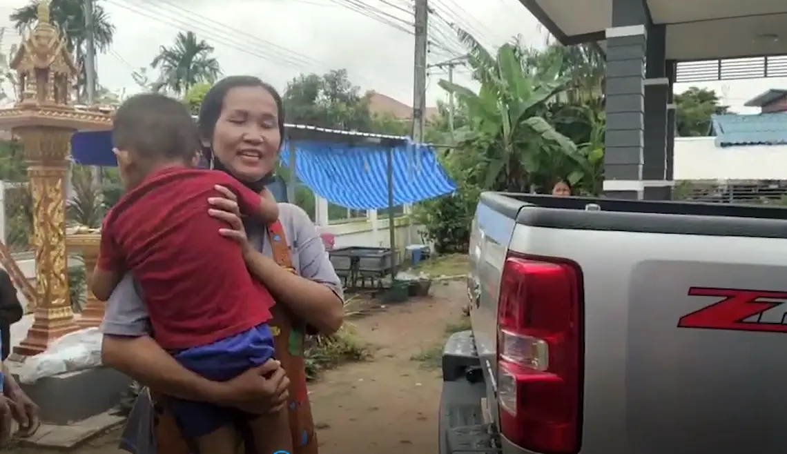 หวิดซ้ำรอย 3 ขวบขึ้นไปเล่นรถแล้วล็อกเอง โชคดีพ่อจะขยับรถไปเจอ