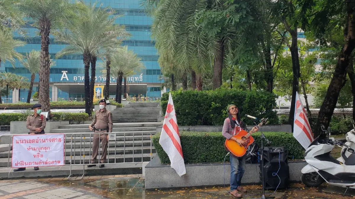 “พรรคเพลงเพื่อราษฎร” ทำกิจกรรมร้องเพลง ด้านหน้าศาลรธน.